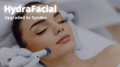 A close-up of a client’s forehead being treated with a specialized blue vortex-fusion tip during a HydraFacial in Mississauga.